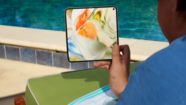 Mann hält Falthandy von Google