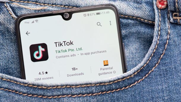 Ein Smartphone mit TikTok in einer Hosentasche
