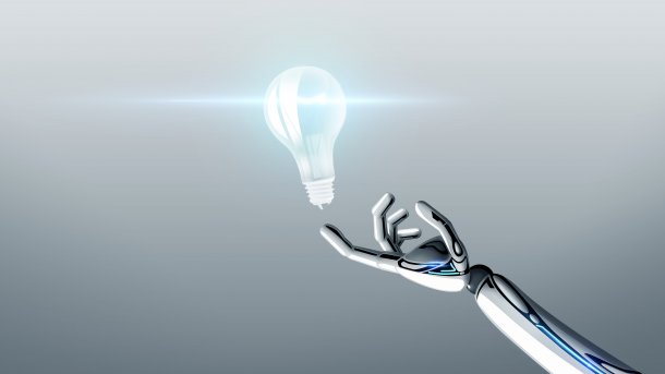 Roboterarm hält mit dem Zeigefinger eine Glühbirne