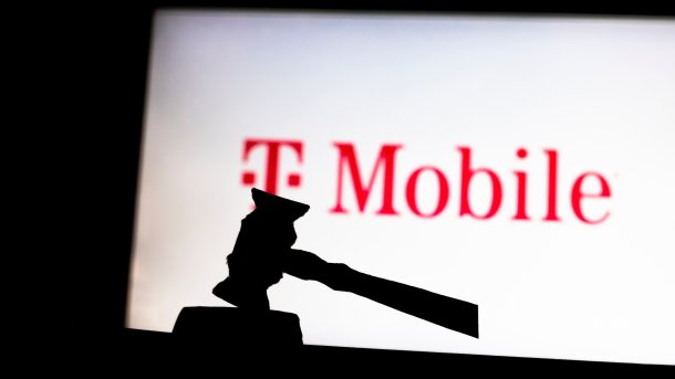 T-Mobile mit einem Schatten eines Richterhammers