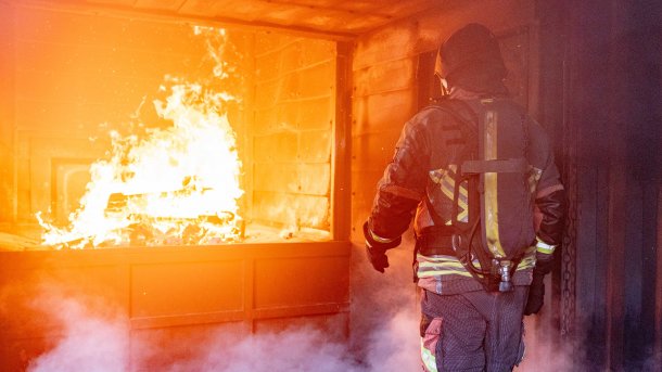 Ein Feuerwehrmann vor der Brandsimulationsanlage