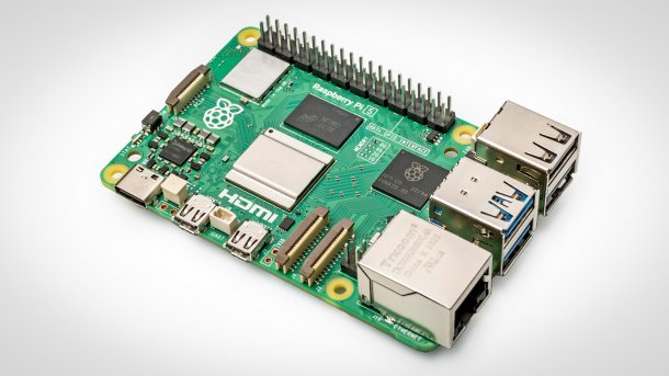 Raspberry Pi 5 auf weißem Hintergrund