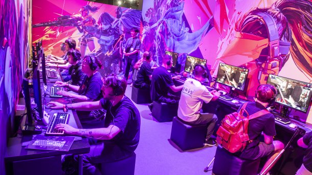 Besucher spielen auf der Gamescom