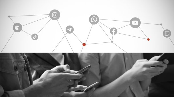 Jugendliche halten Handys.