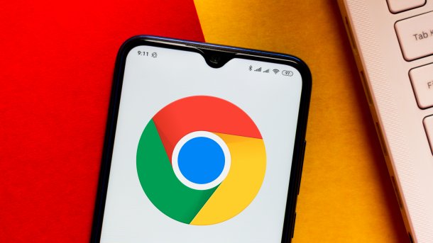 Handy mit Google-Chrome-Logo