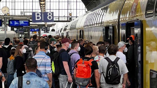 Menschentraube am Bahnsteig im Bremer Hauptbahnhof