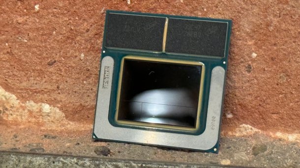 Picture of a Lunar Lake processor