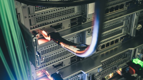 Netzwerkkabel steckt in einem Rack