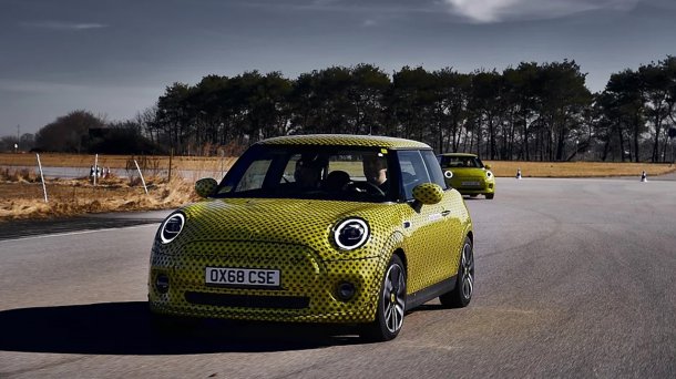 Mini Cooper SE fährt um eine Kurve