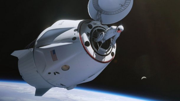 Dragon Kapsel, aus der ein Astronaut aussteigt.