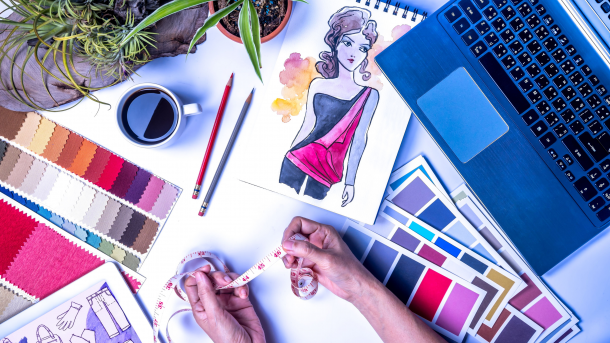 textiles Design mit Maßband und Laptop