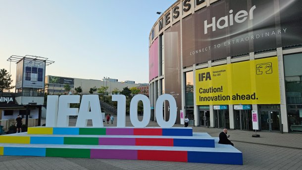 Aufsteller "IFA 100" vor Messegebäude