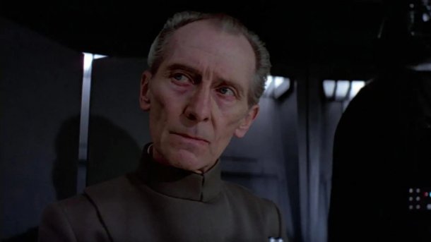 Peter Cushing als Admiral Tarkin neben Darth Vader