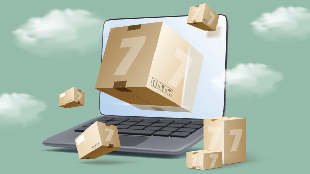 Pakete mit einer 7 drauf vor einem Laptop