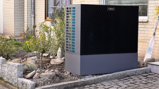 Heat pump in front of a terraced house