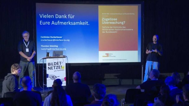 Researchers Corbinian Ruckerbauer and Thorsten Wetzling from the Interface think tank (formerly Stiftung neue Verantwortung) during their presentation on military intelligence at the Netzpolitik.org conference "Bildet Netze" (Build Networks).