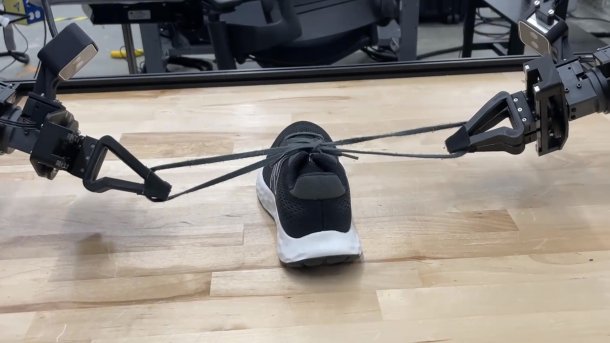 Roboter bindet Schnürsenkel