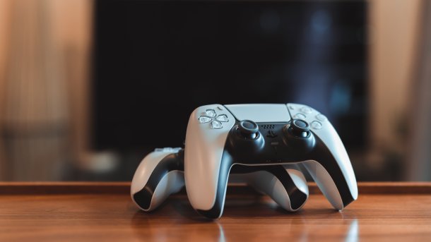 Zwei Playstation Controller vor einem Fernseher