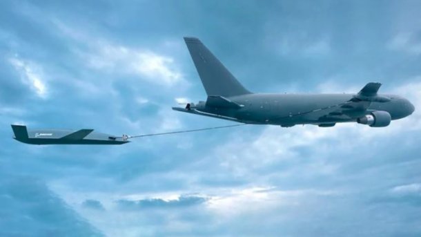 Die MQ-25 Betankungsdrohne wird selbst über ein Betankungsflugzeug betankt.