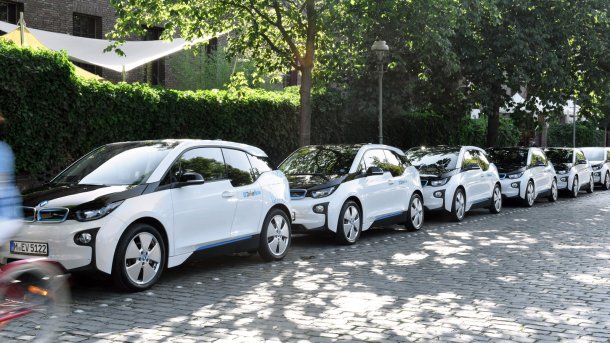 BMW i3 am Straßenrand
