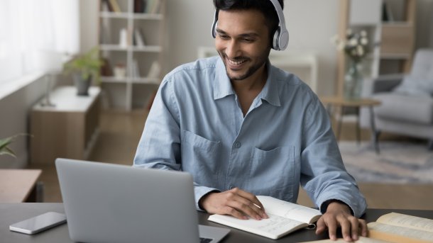 Mann wird digital beraten