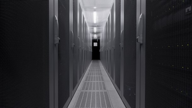 Blick in einen Gang eines Rechenzentrums