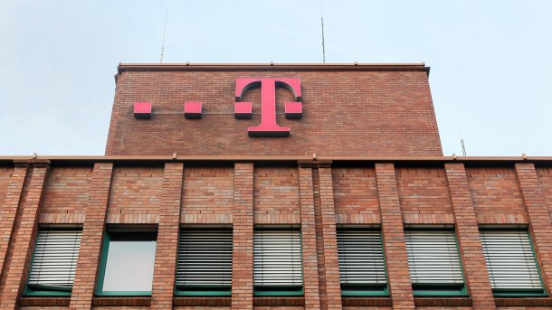 Detail eines Gebäudes der Deutschen Telekom in Dortmund mit dem "T"-Symbol an der Fassade.