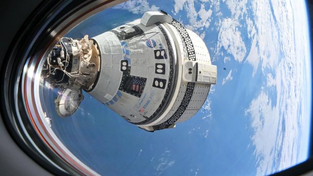 Starliner-Raumkapsel angedockt an ISS über der Erde