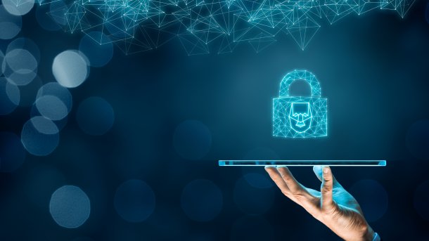 Digital identities on a tablet with a lock containing a face (symbolic image)