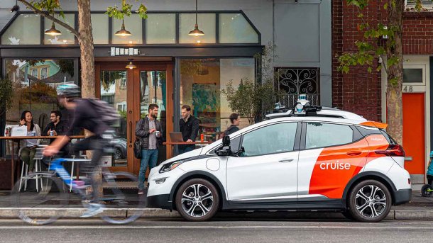 Ein Cruise-Auto in einer Straße