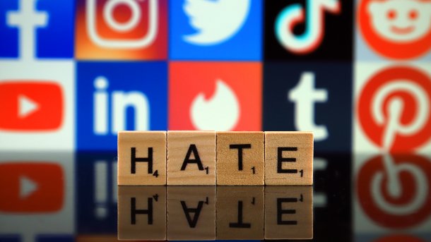 Schriftzug Hate vor Social Media Icons