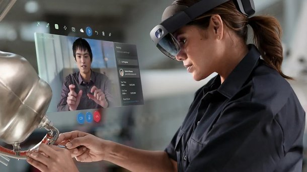 Frau arbeitet mit Headset an einem Gerät