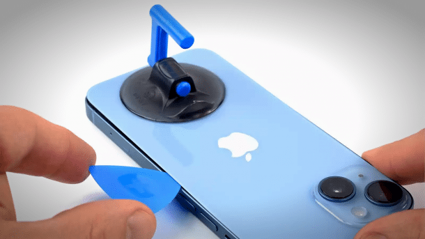 Arbeit an einem iPhone 14.