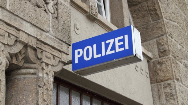 Polizeischild an Häuserwand