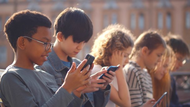Kinder am Smartphone