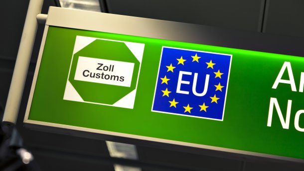 Hinweisschild zur Zollkontrolle bei der Einreise in die EU auf einem Flughafen.
