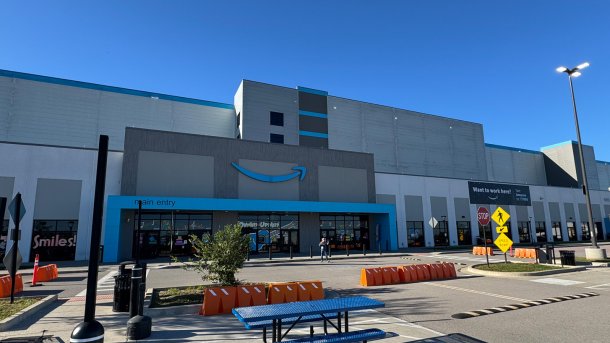 Flaches Gebäude mit blauem Amazon-Pfeil