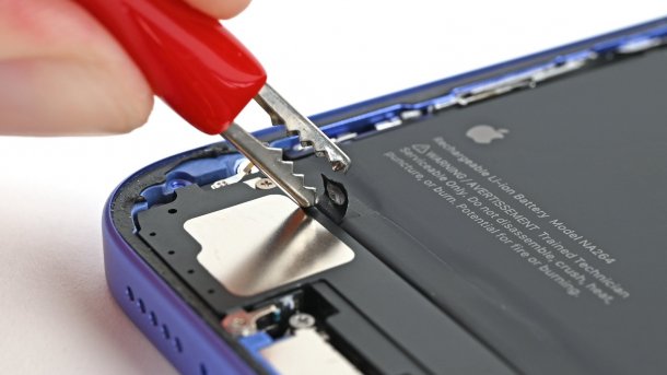 Working on the iPhone 16 battery