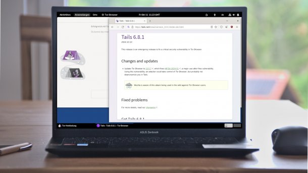 Tails-Desktop auf einem Notebook auf einem Tisch