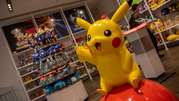 Das Pokémon Pikachu steht als Figur in einem Ladengeschäft.