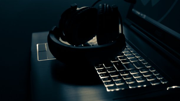 Ein Gaming-Headset liegt auf einer Laptop-Tastatur