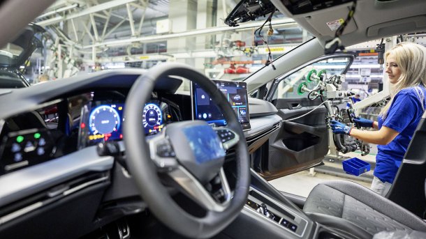 Handarbeit bei Produktion des VW Golf