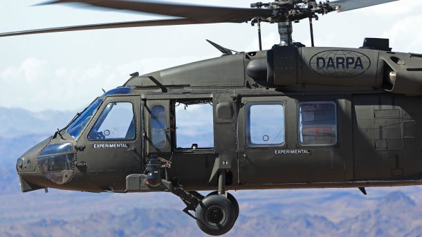 Black Hawk Helikopter fliegt ohne Pilot