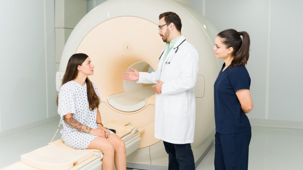 Caucasian,Doctor,Talking,About,The,Mri,Results,To,A,Young