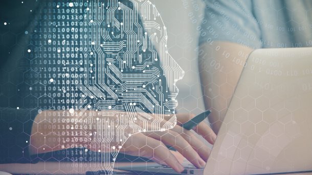 Eine Waage, auf der die Buchstaben AI und die Zeichnung eines menschlichen Gehirns liegen. 