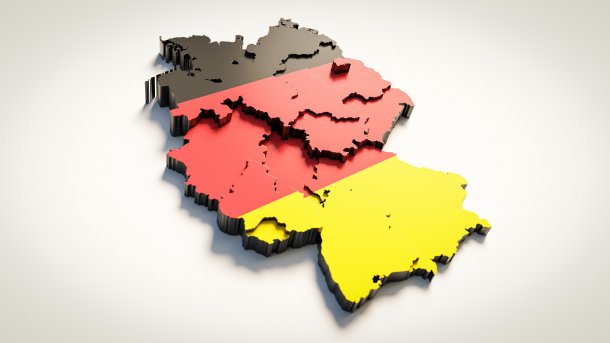 Digitales Modell der Deutschlandkarte mit in Höhen abgestuften Bundesländern
