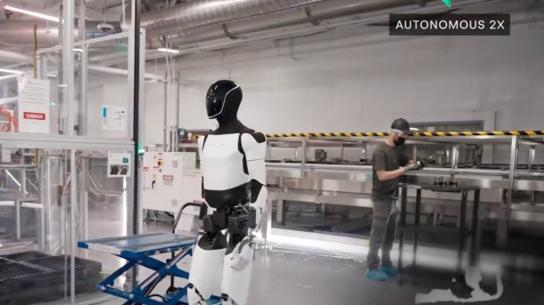 Tesla Optimus autonomously avoids obstacles.