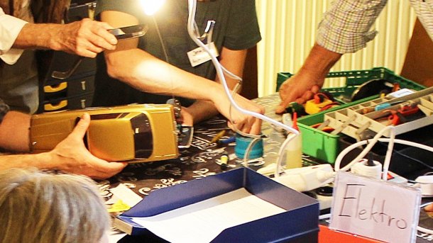 Blick auf einen Werkstatttisch einer Selbsthilfewerkstatt