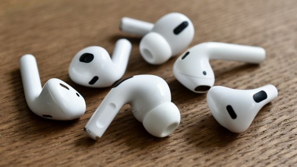 AirPods auf einem Holztisch