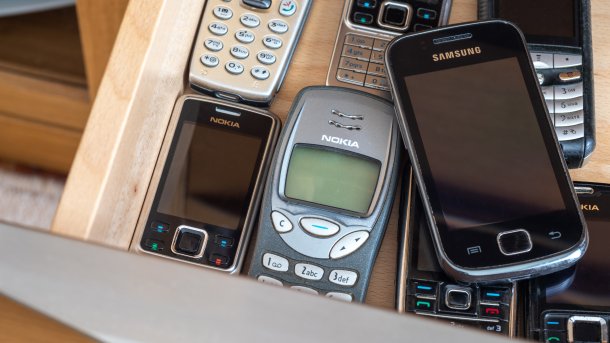 Verschiedene alte GSM-Handys in einer Schublade